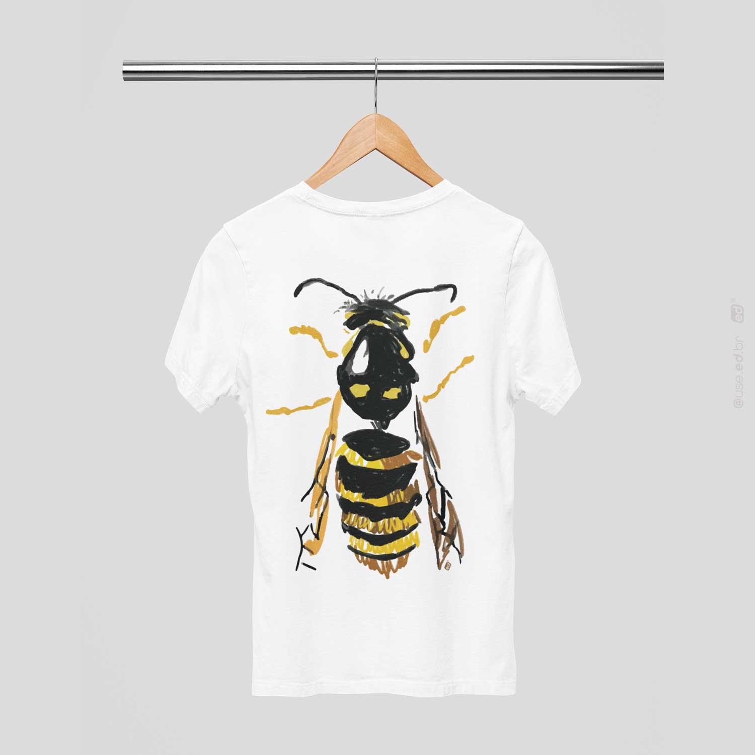 Nome do produto: Abelha - Camiseta Estampa Abelha Branca