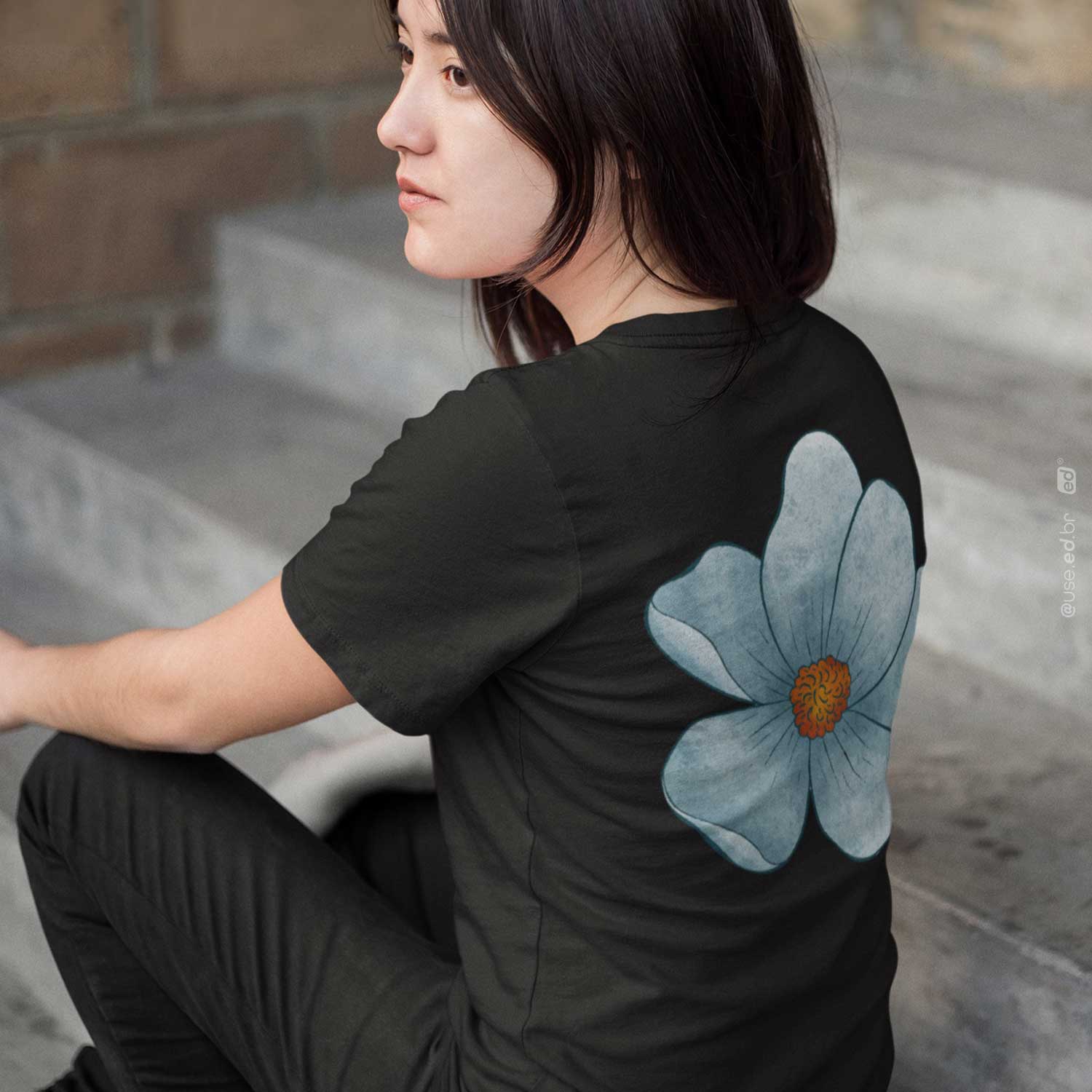 Nome do produto: Ma fleur bleue - Camiseta Estampa Floral Flor nas Costas Preta