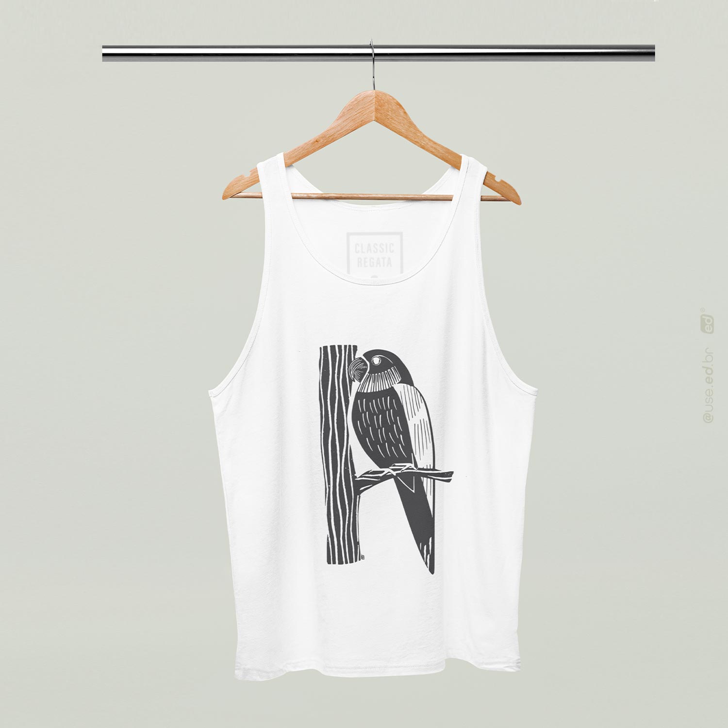 Nome do produto: Pássaro Xilogravura - Regata Branca Estampa Pássaro Xilogravura