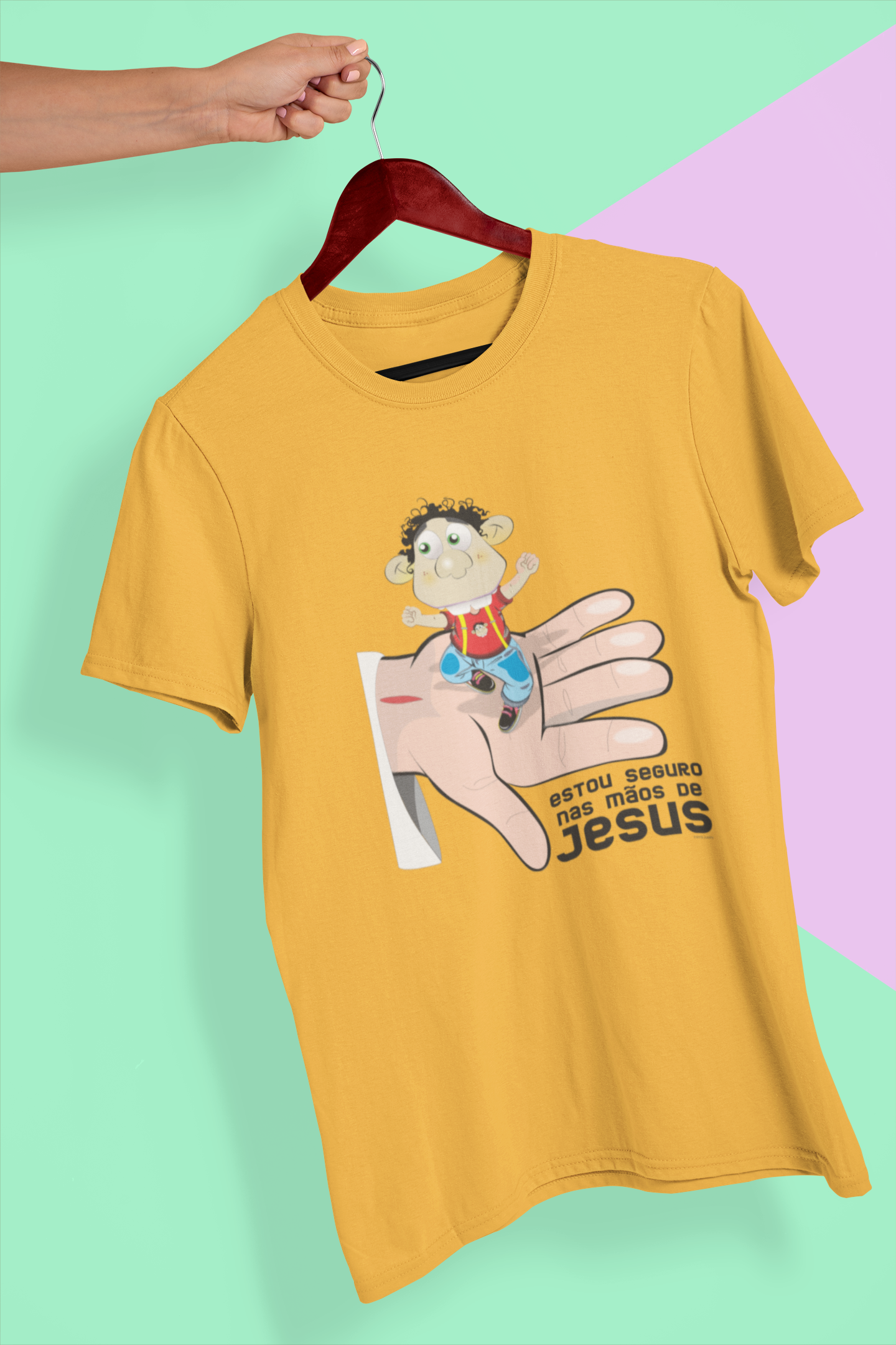 Nome do produto: Camisa Infantil nas mãos de Jesus