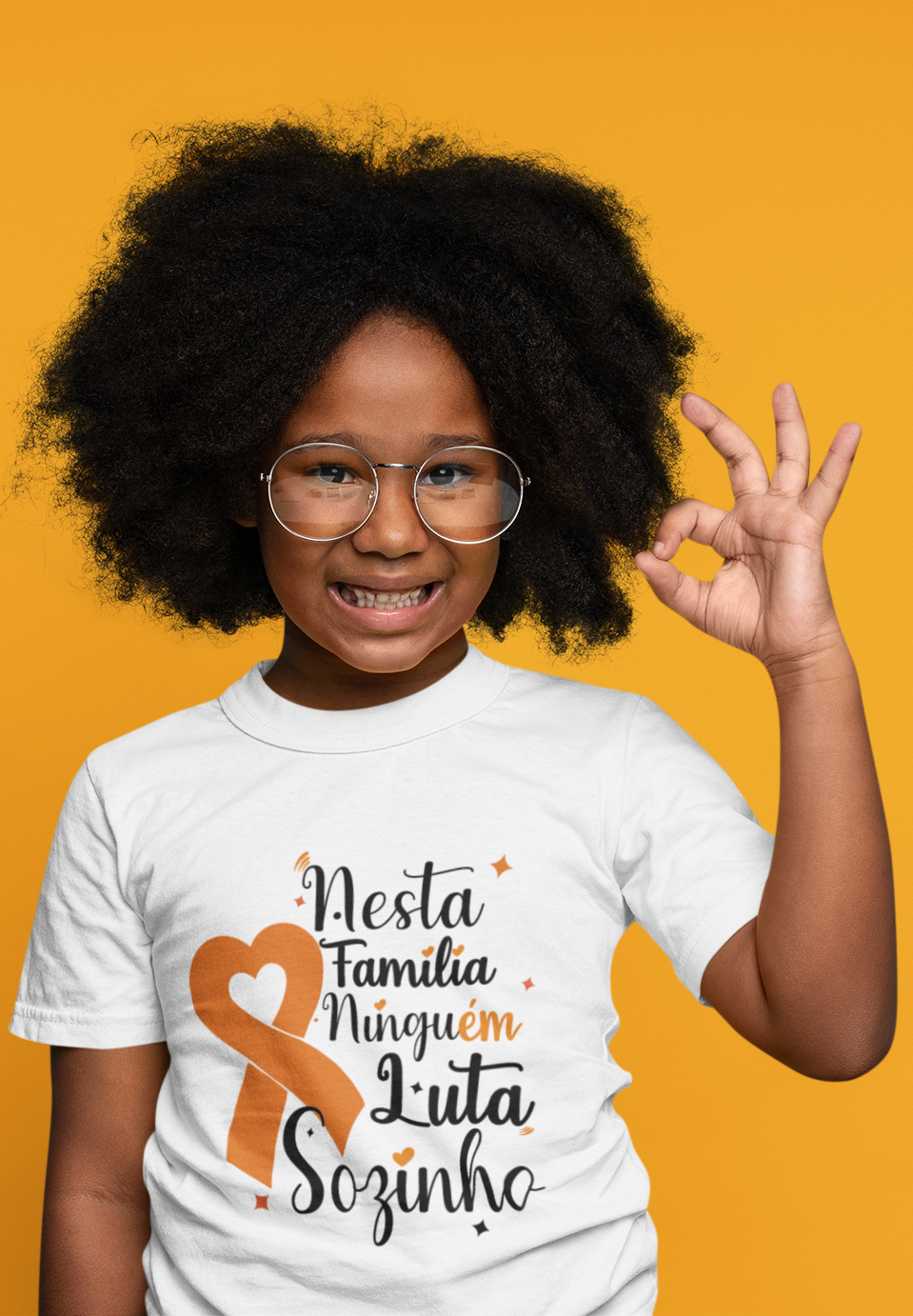 Nome do produto: Nesta família ninguém luta sozinho -- Infantil Unissex Branca