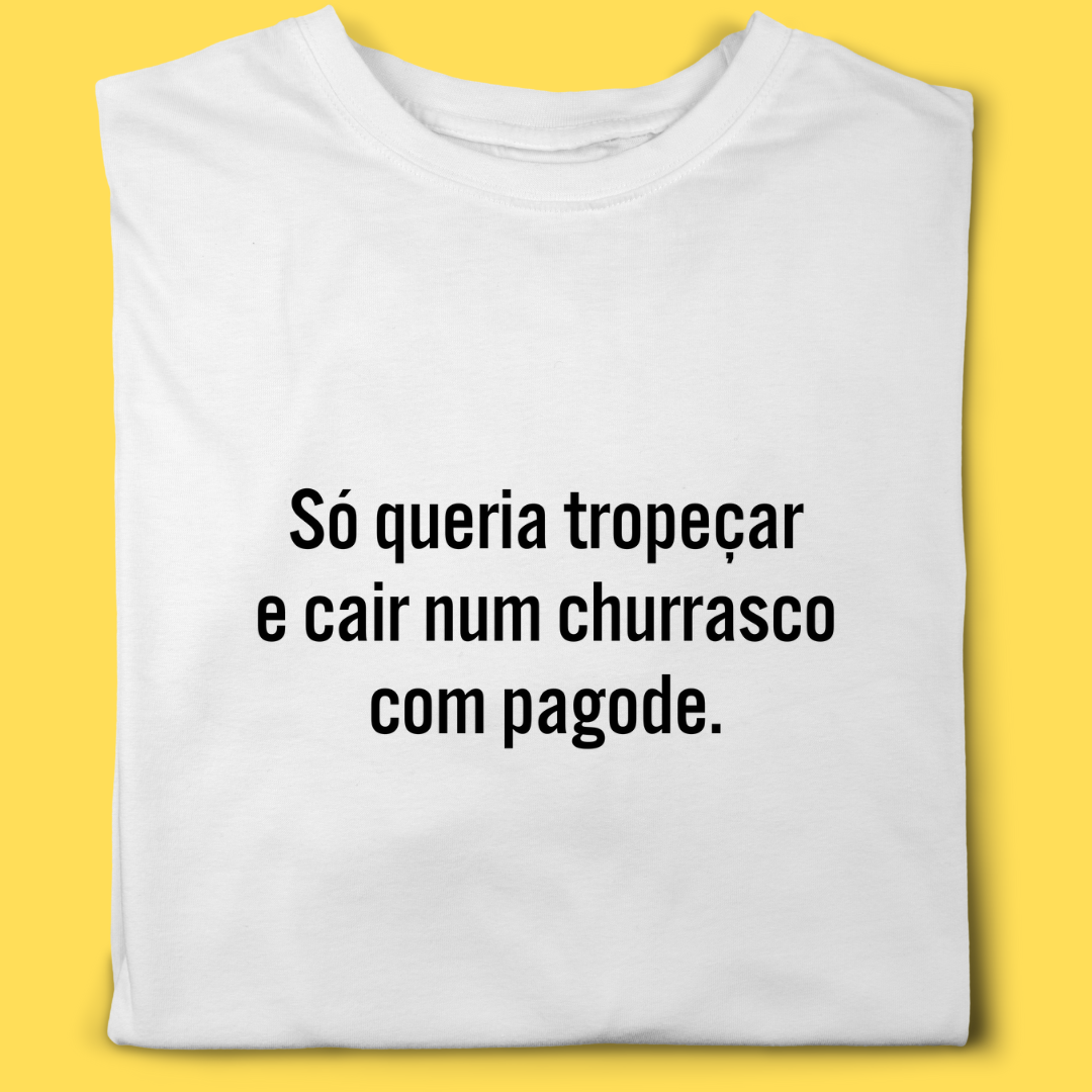 Camiseta Só queria tropeçar e cair num churrasco com pagode