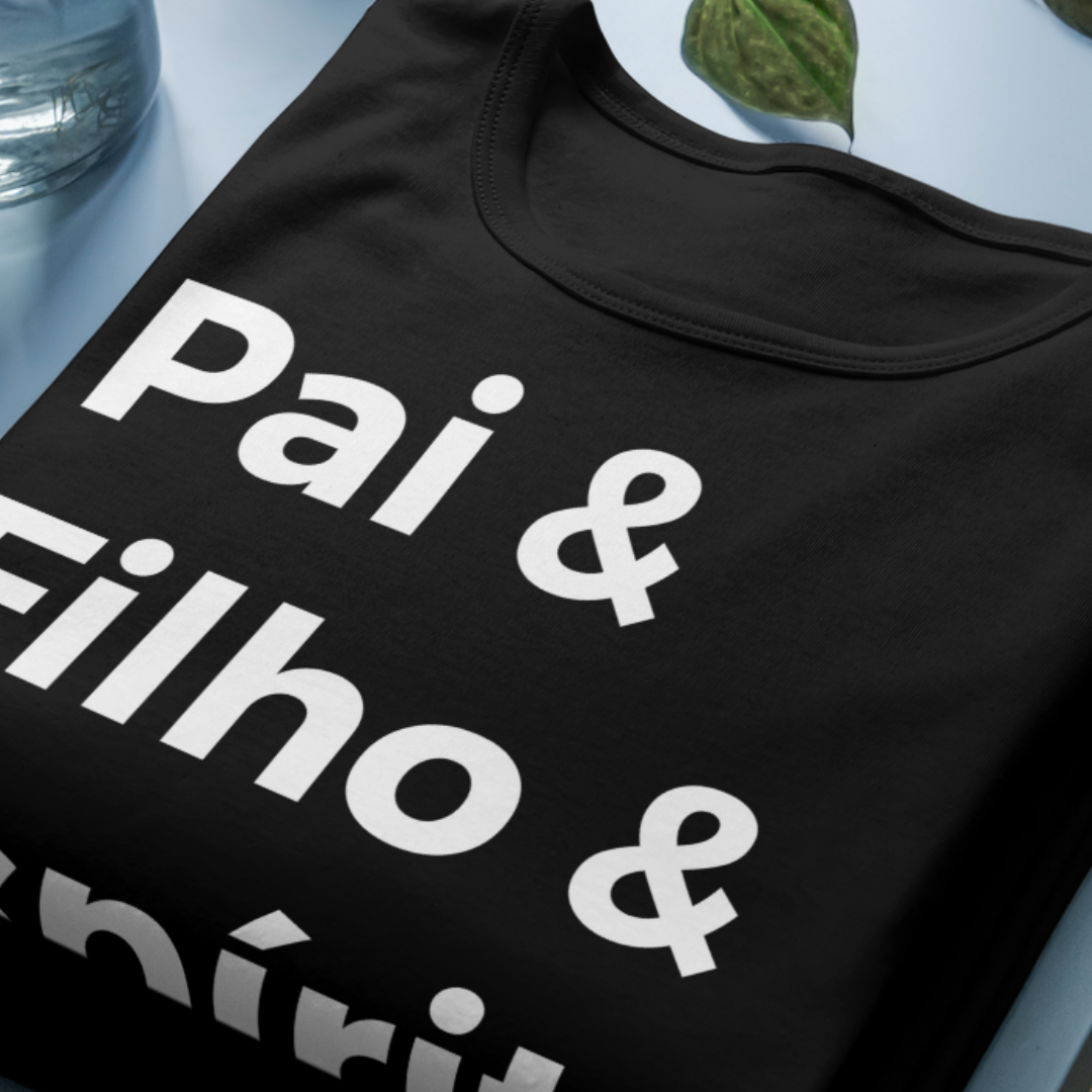 Nome do produto: Camiseta Frases - Pai, Filho e Espírito Santo - Estampa Branca