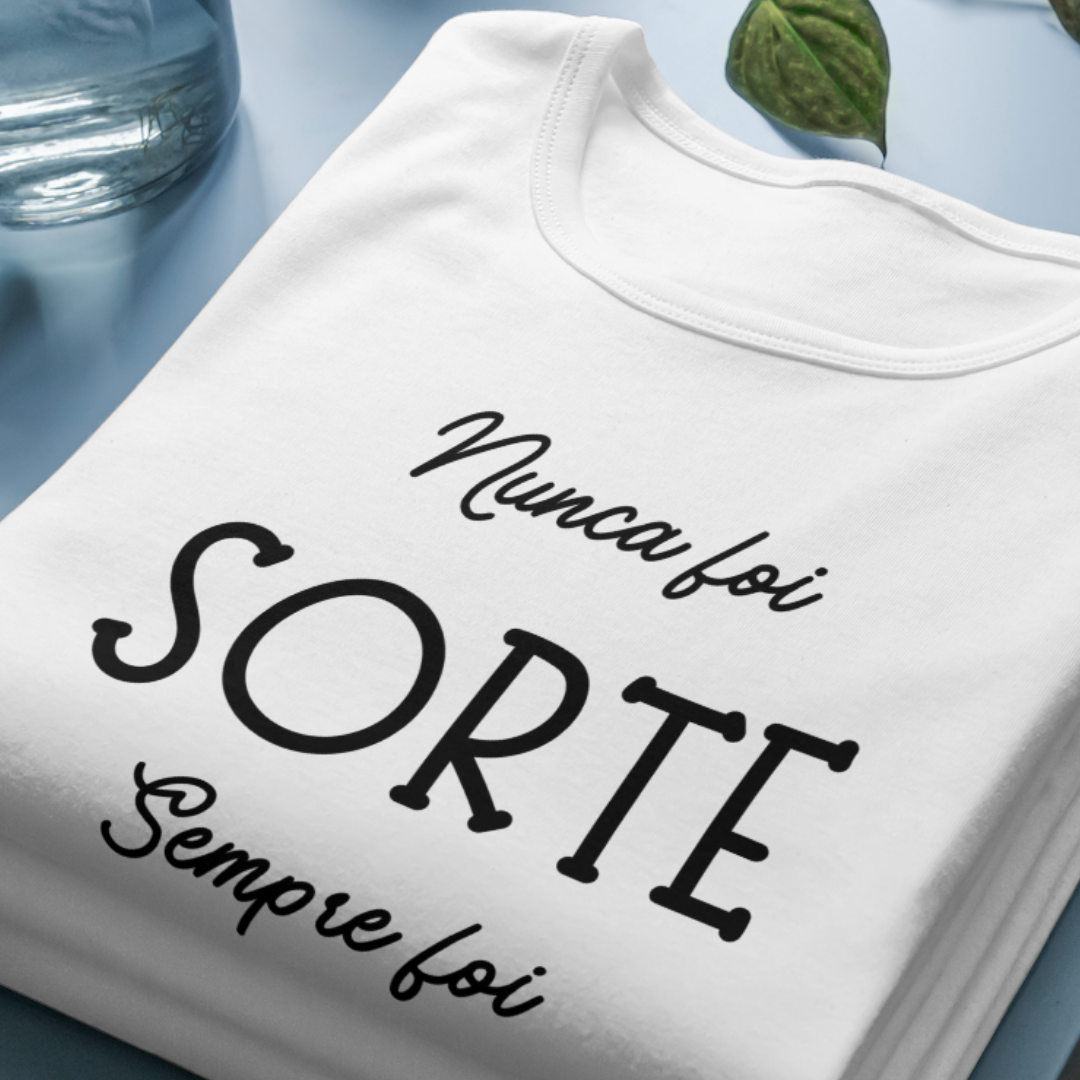 Nome do produto: Camiseta Frases - Nunca foi Sorte - Estampa Preta