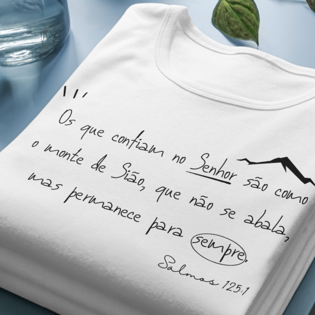 Nome do produto: Camiseta Versículo - Salmos 125:1 - Montes de Sião - Estampa Preto