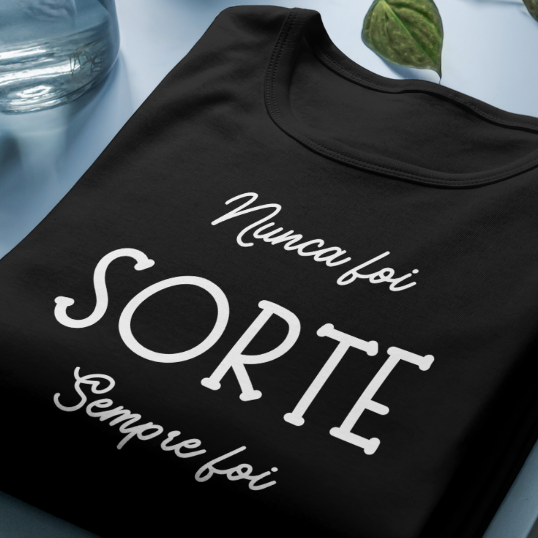 Nome do produto: Camiseta Frases - Nunca foi Sorte - Estampa Branca