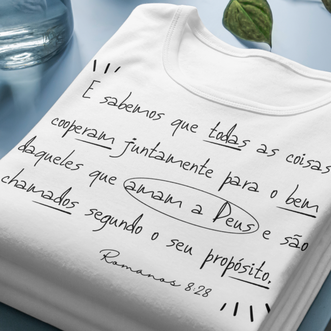 Nome do produto: Camiseta Versículo - Romanos 8:28 - Tudo Coopera para o bem - Estampa Preta