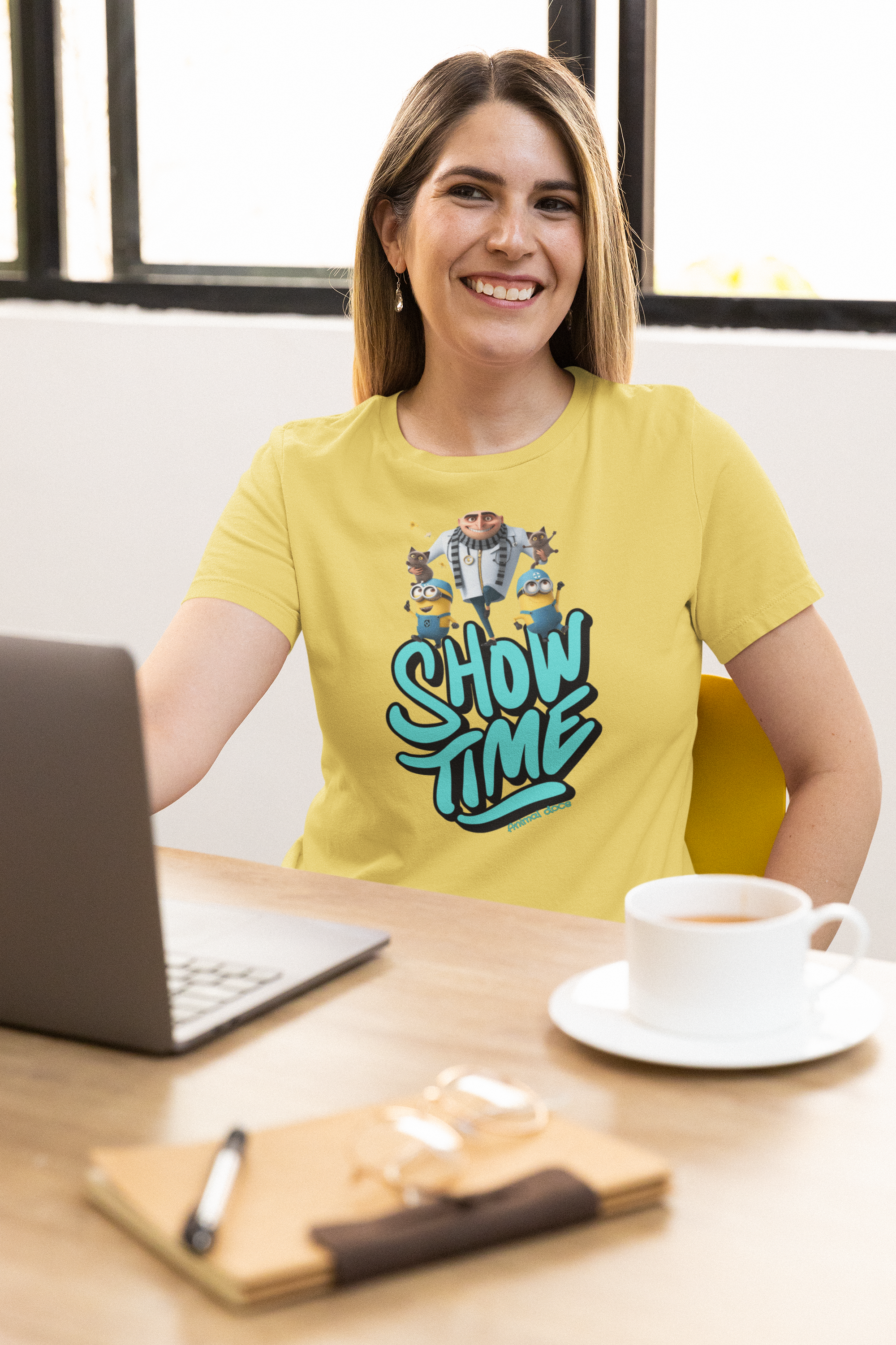 Nome do produto: CAMISETA BABY LONG ESTONADA DOG, MEU MALVADO FAVORITO SHOW TIME