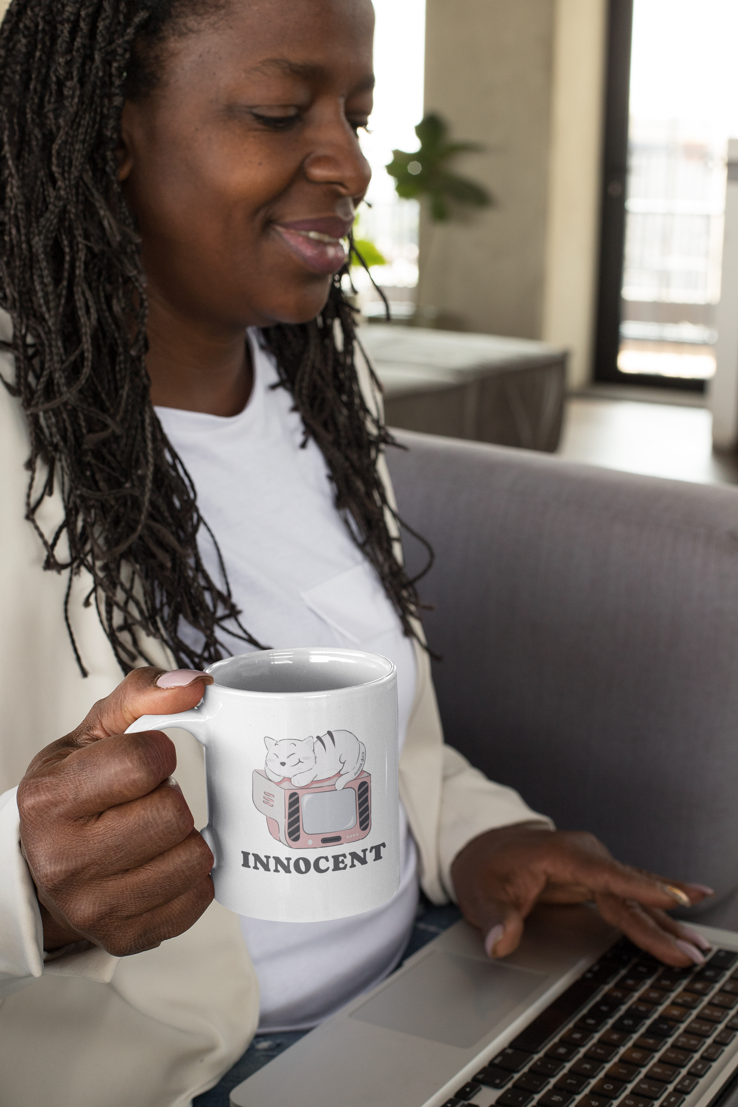 Nome do produto: CANECA PERSONALIZADA CRIATIVA EM CERÂMICA, 325ML C/02 LADOS,  CAT INNOCENT