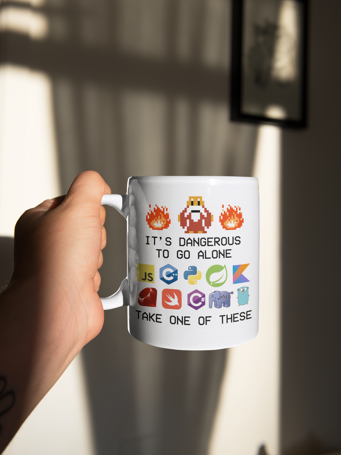 Nome do produto: Caneca Its Dangerous To Go Alone Take One Of These