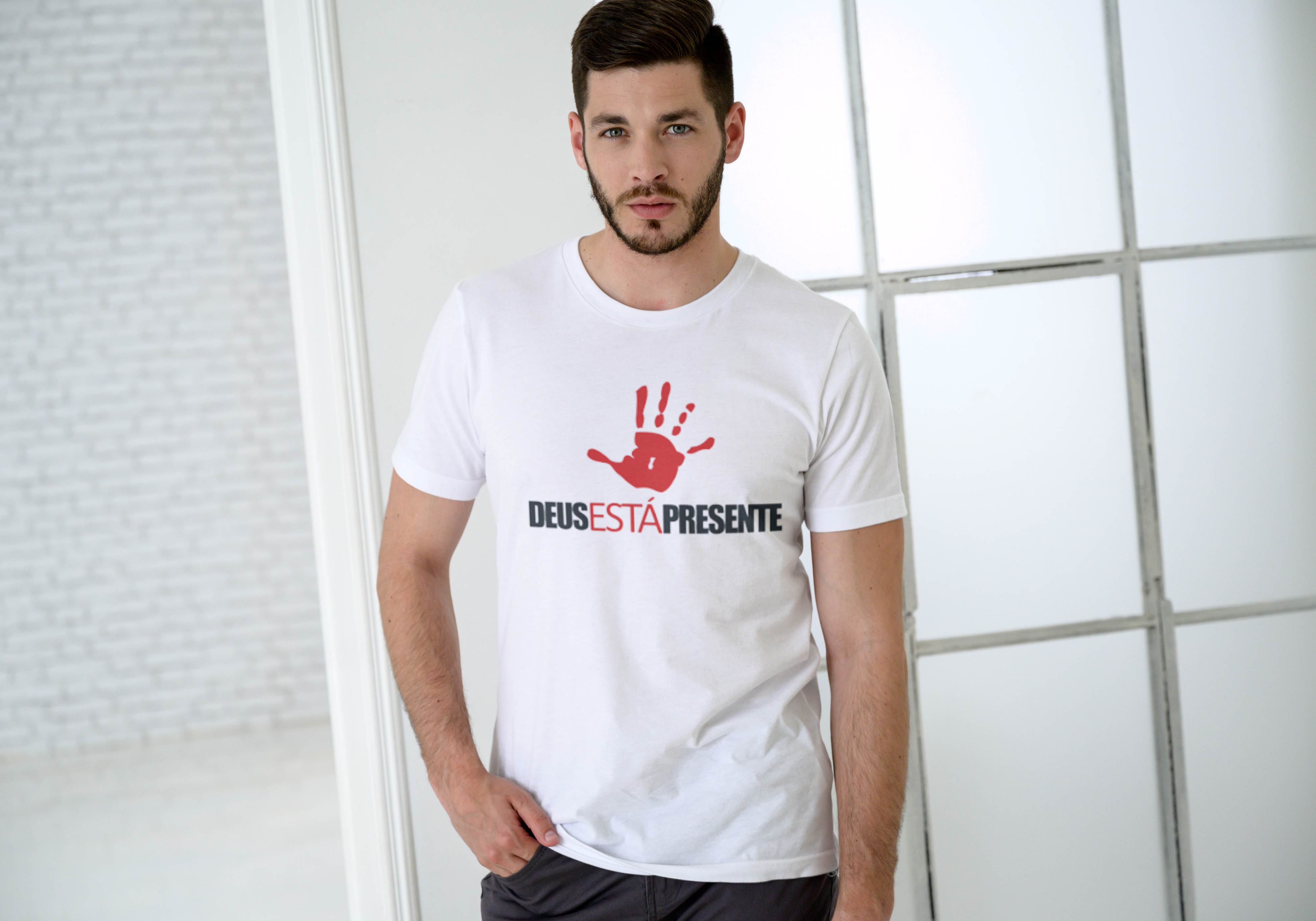 Nome do produto: T-SHIRT  DEUS ESTA PRESENTES