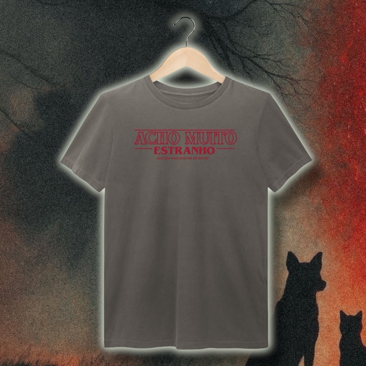 t-shirt estonada • estranheza // escrita vermelha