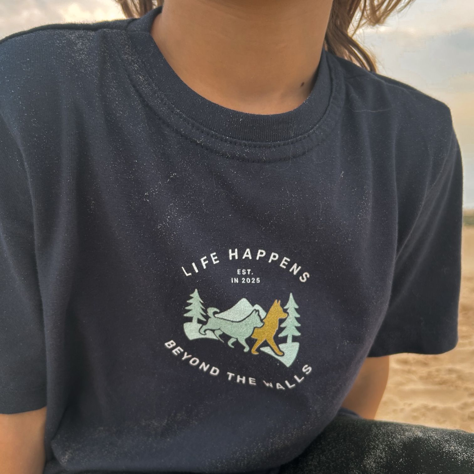 t-shirt infantil • beyond the walls