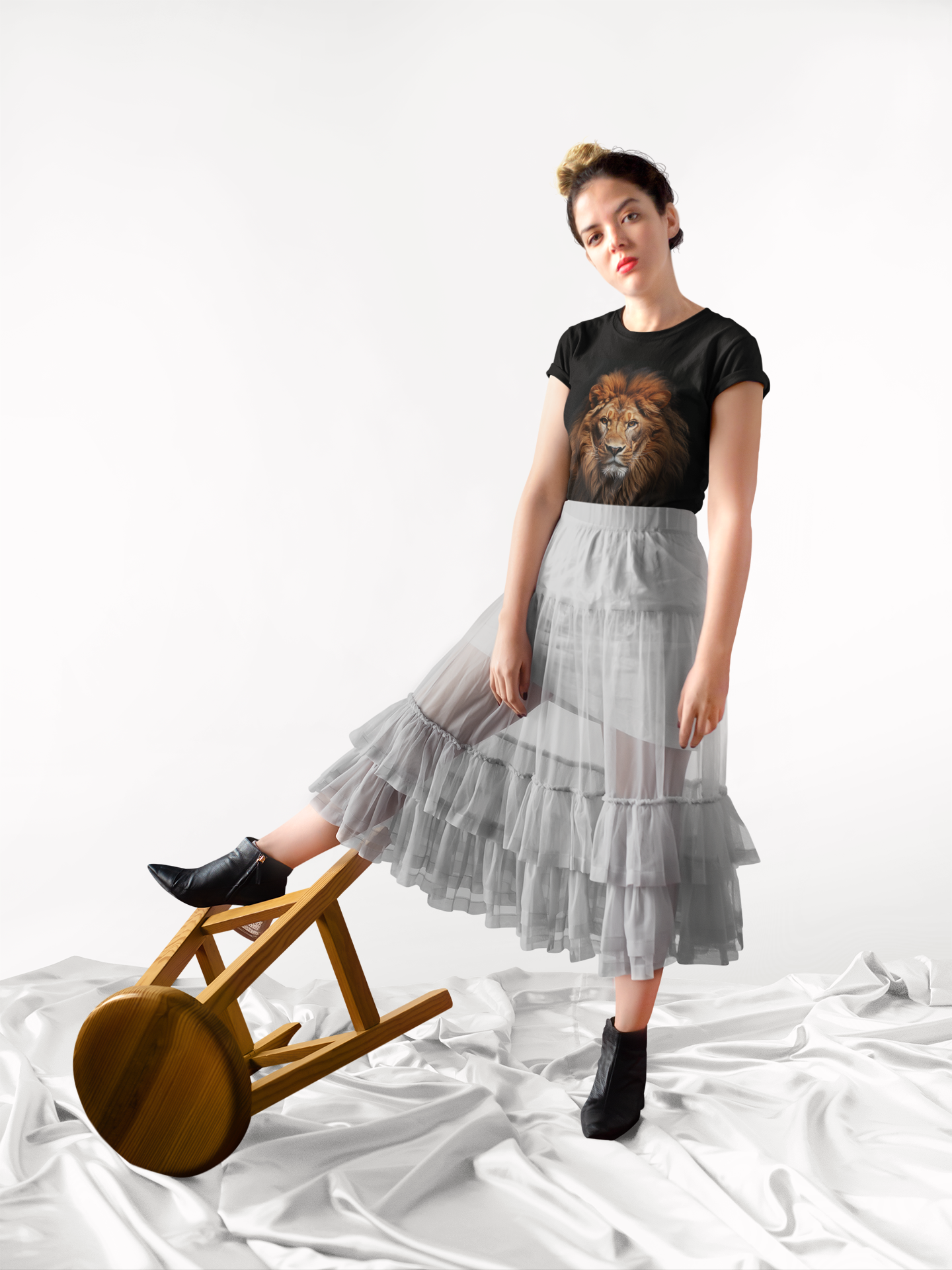 Nome do produto: Camiseta Preta Baby Look Leão Majestoso