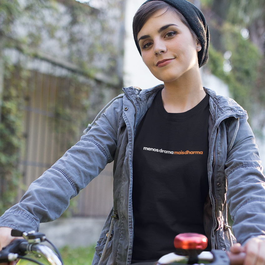 Menos drama, mais Dharma - Camiseta escura