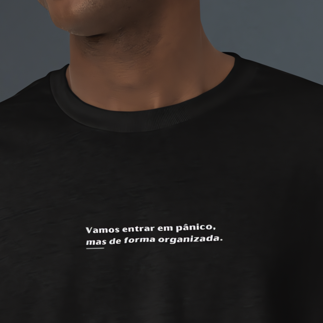 Camiseta Pânico de forma organizada