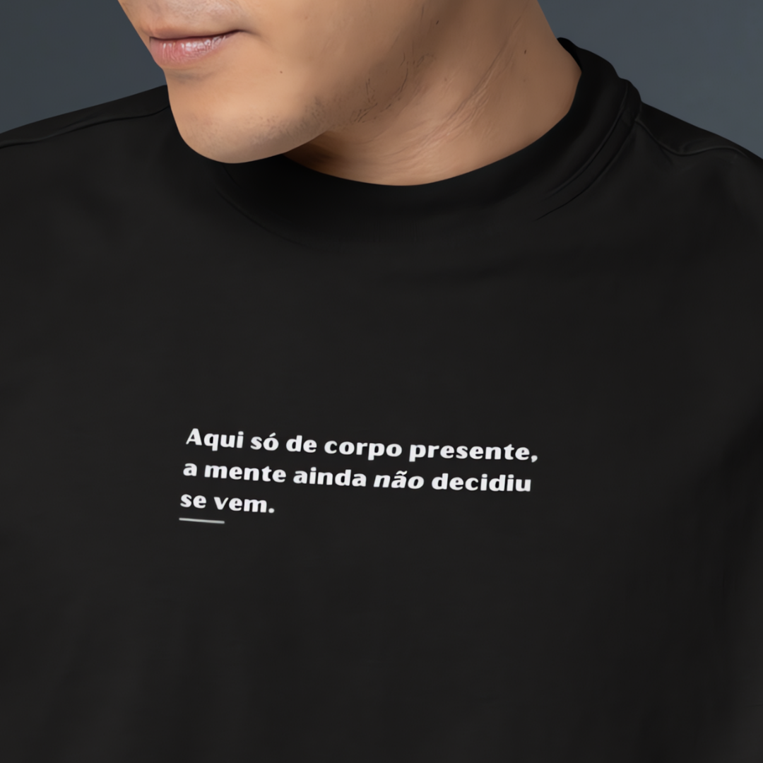 Camiseta minha mente não decidiu se vem
