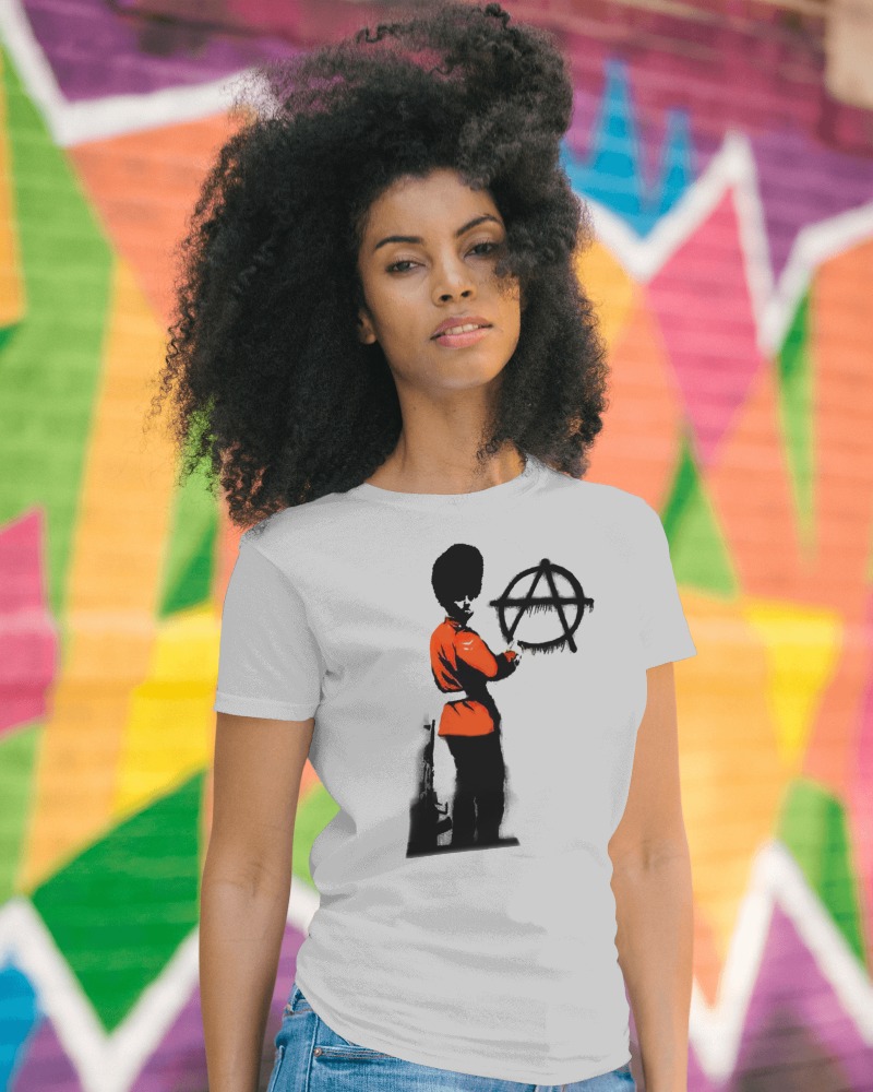 Camiseta Feminina Classic - Banksy Anarchy