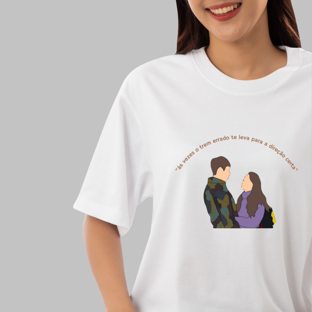 Nome do produto: CAMISETA POUSANDO NO AMOR FRASE