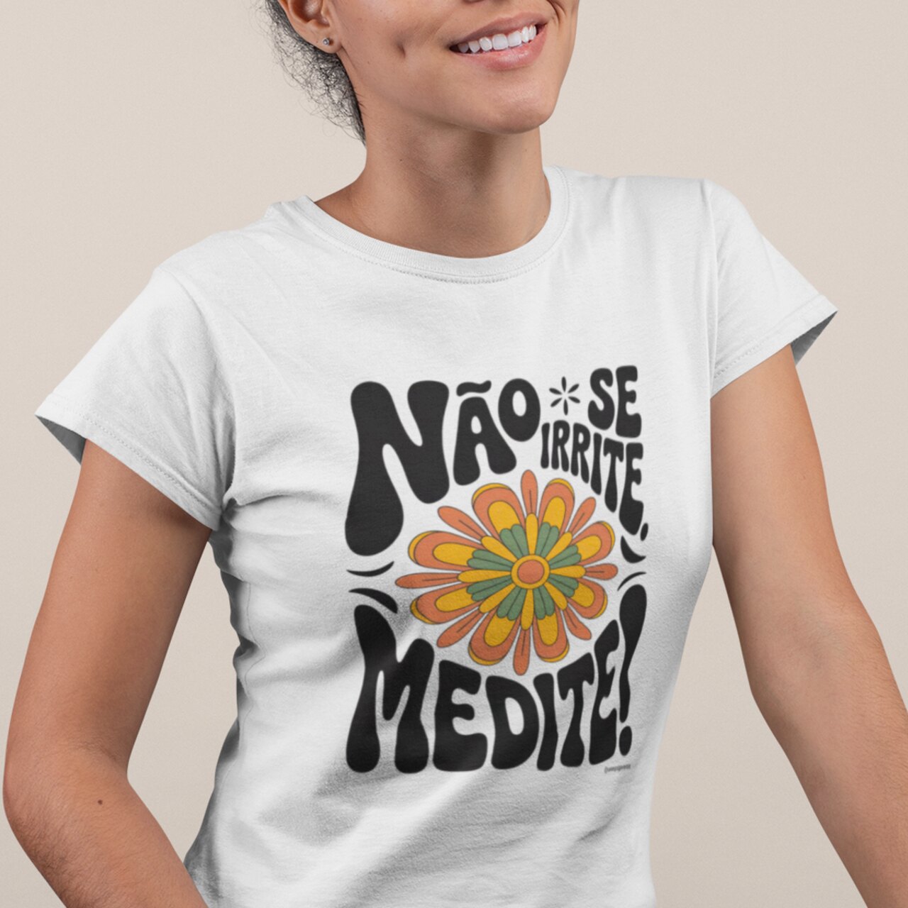 Camiseta Babylong Meditação Floral | Modelo Alongado | Yogaverso