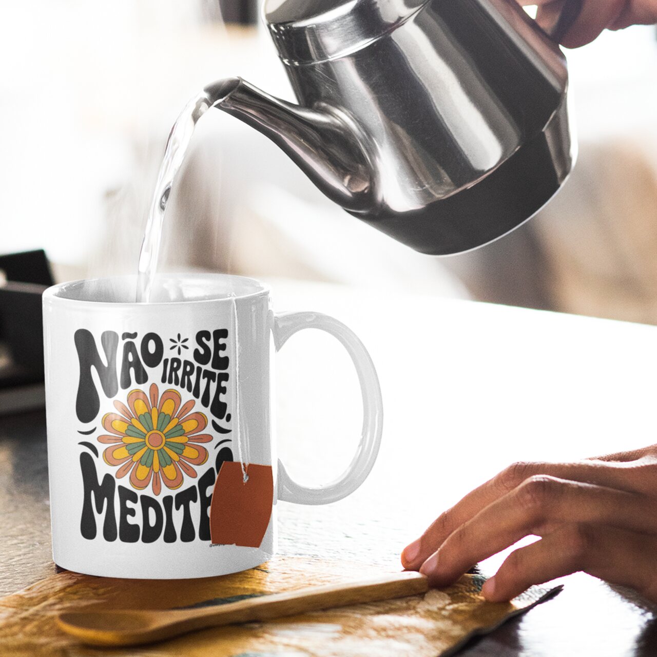 Caneca Meditação Floral Retrô | Porcelana Artesanal | Yogaverso