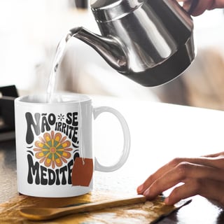 Caneca Meditação Floral Retrô | Porcelana Artesanal | Yogaverso