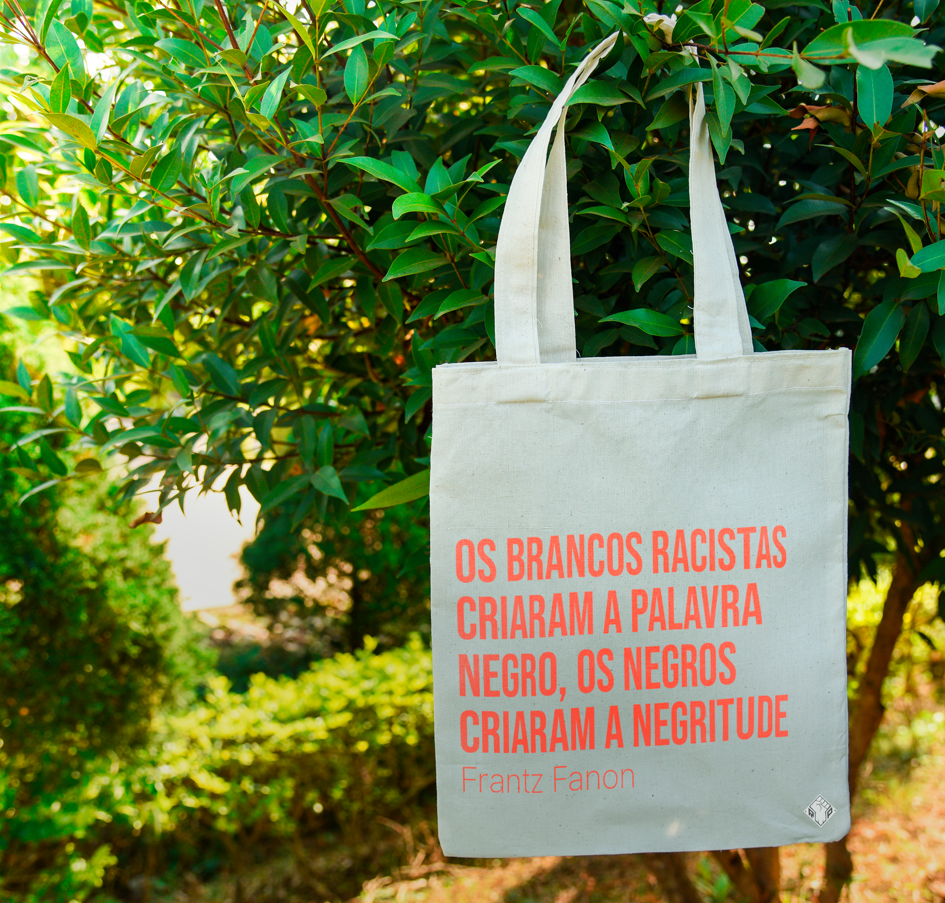 Nome do produto: Ecobag Os Brancos Racistas Criaram A Palavra Negro, Os Negros Criaram A Negritude