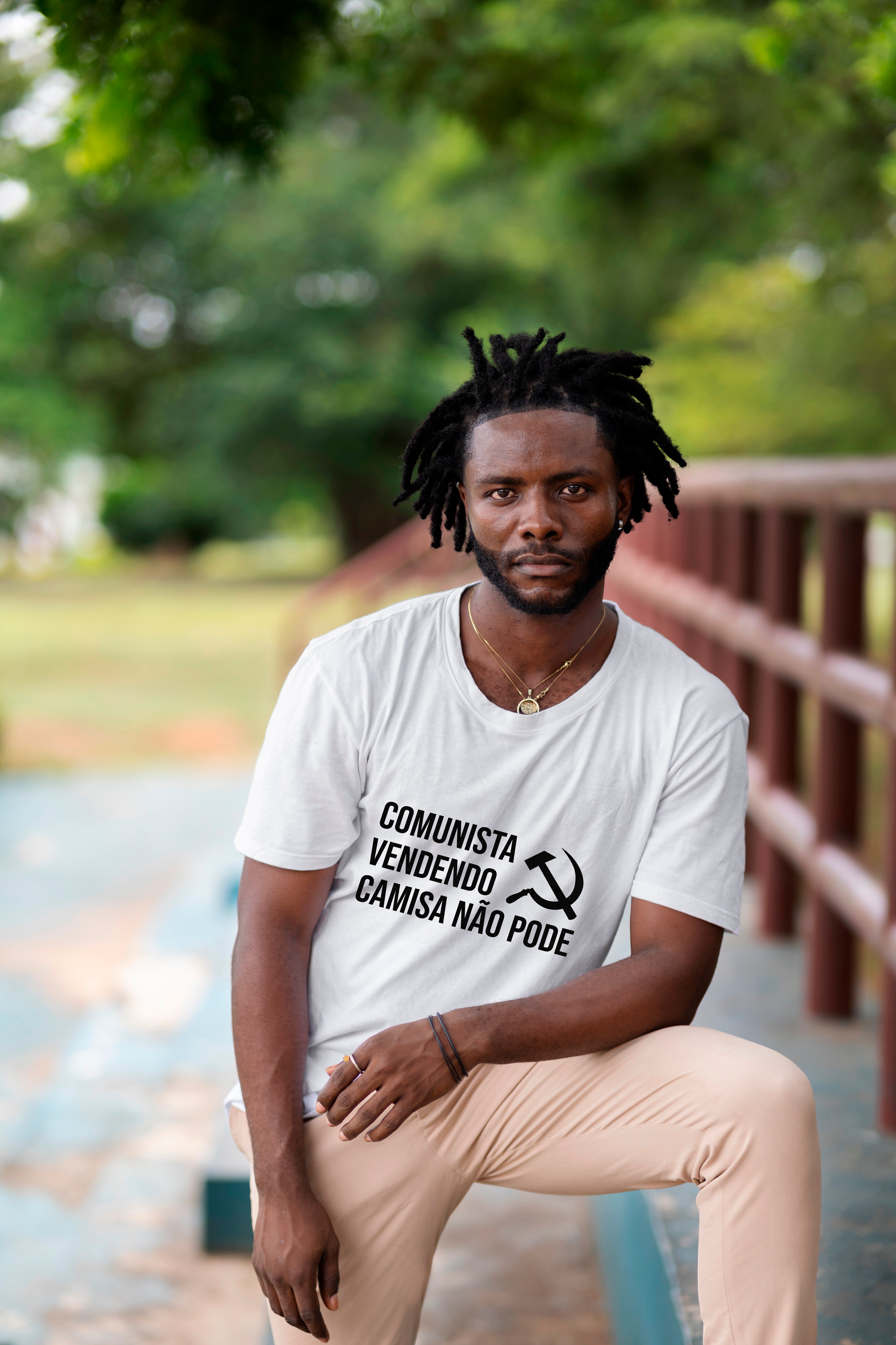 Nome do produto: Camiseta Frase Comunista Vendendo Camisa Não Pode