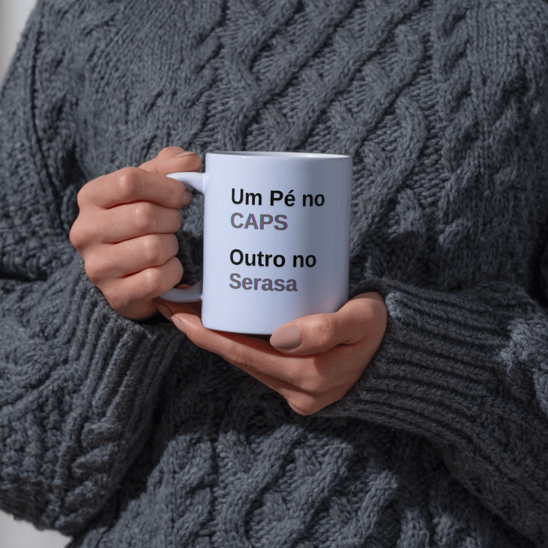 Nome do produto: Caneca Um pé no CAPS outro no Serasa