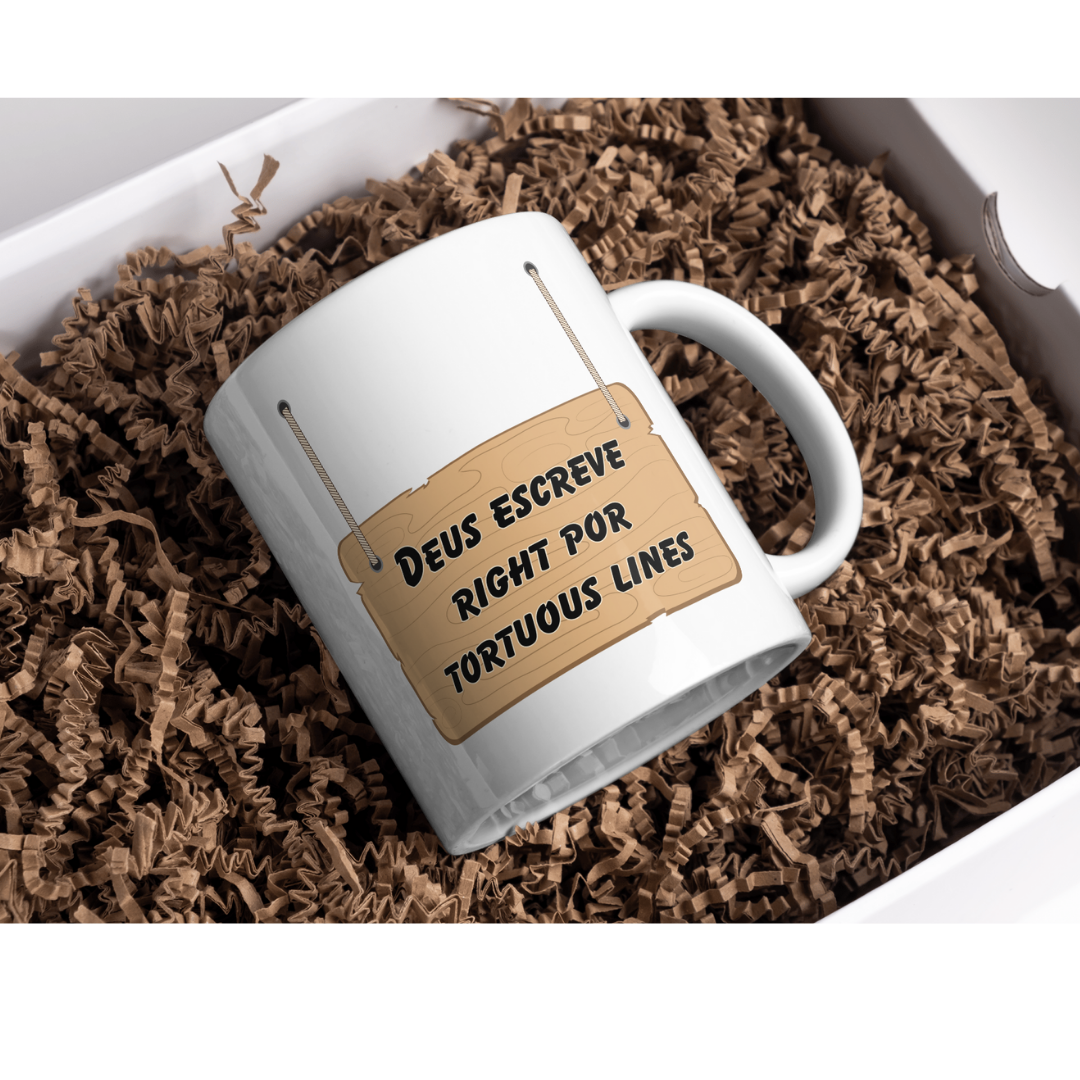 Nome do produto: Caneca Deus Escreve Right por Tortuous Lines