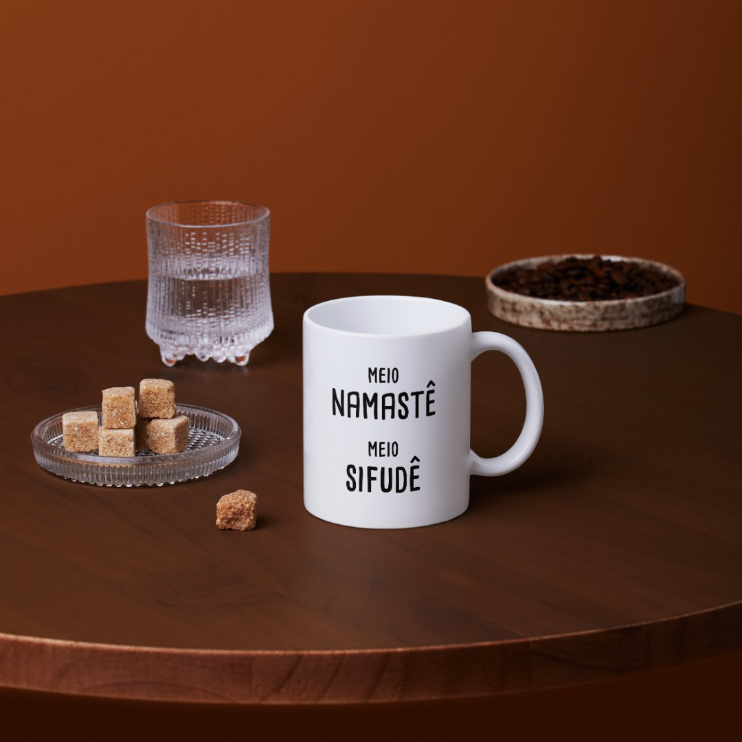 Nome do produto: Caneca Meio Namastê Meio Sifudê