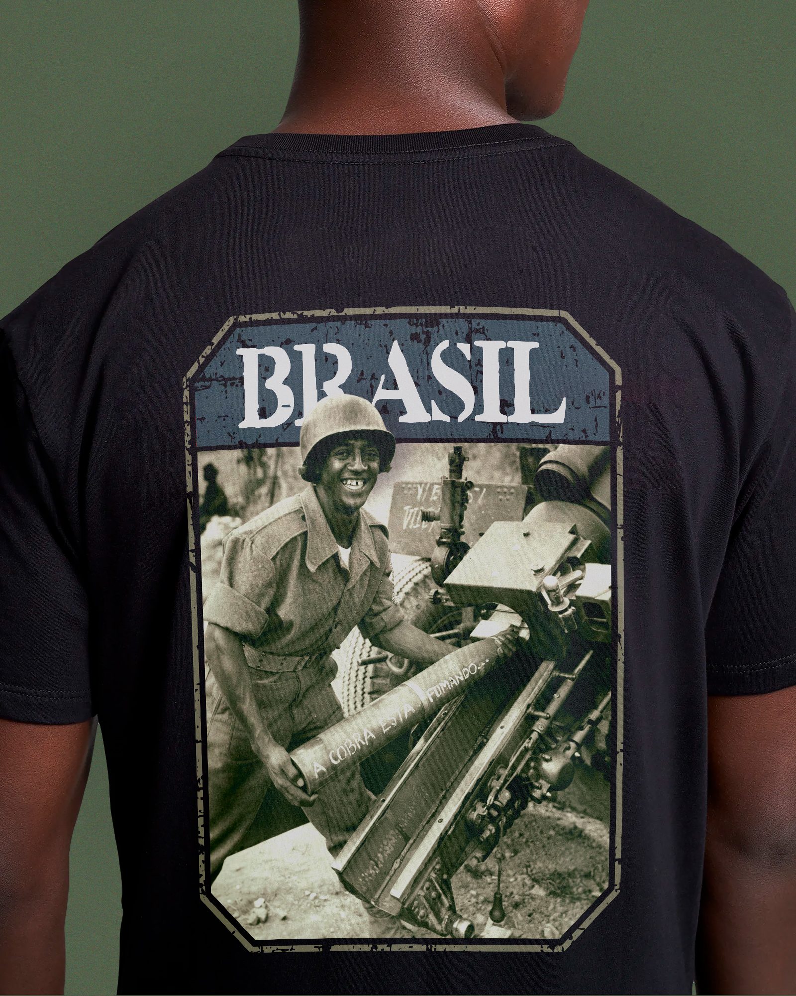 T-SHIRT PREMIUM A COBRA ESTÁ FUMANDO