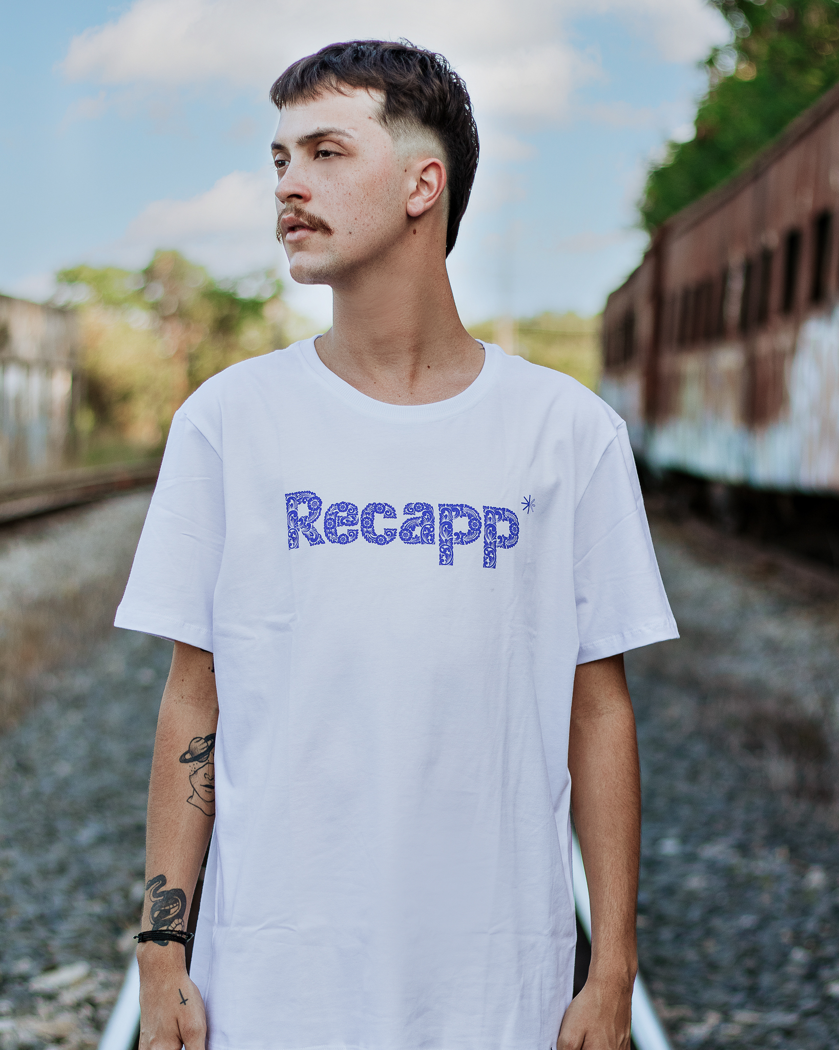 Nome do produto: Camiseta Recapp Floral (estampa azul)