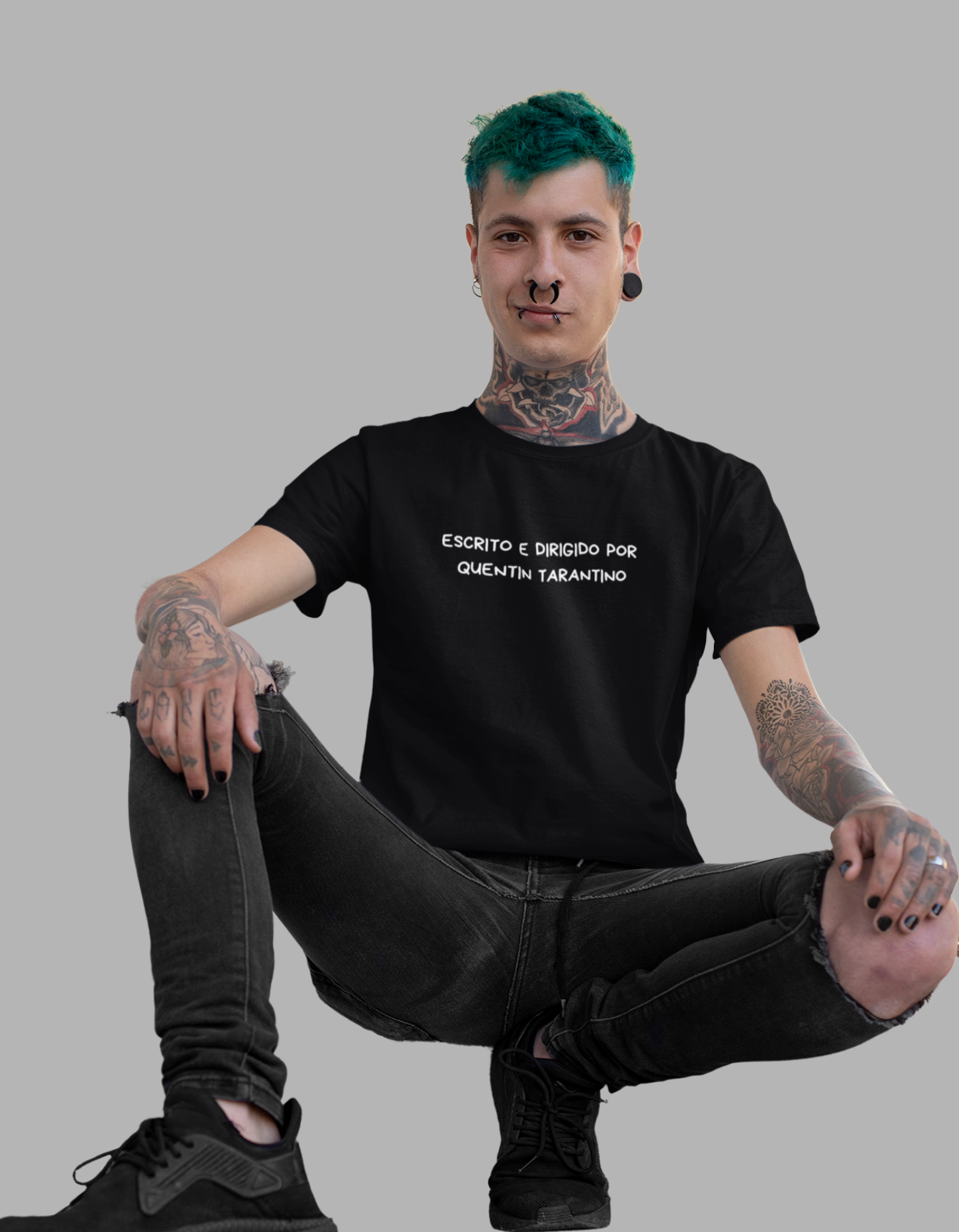 Nome do produto: Camiseta Escrito e Dirigido por Quentin Tarantino