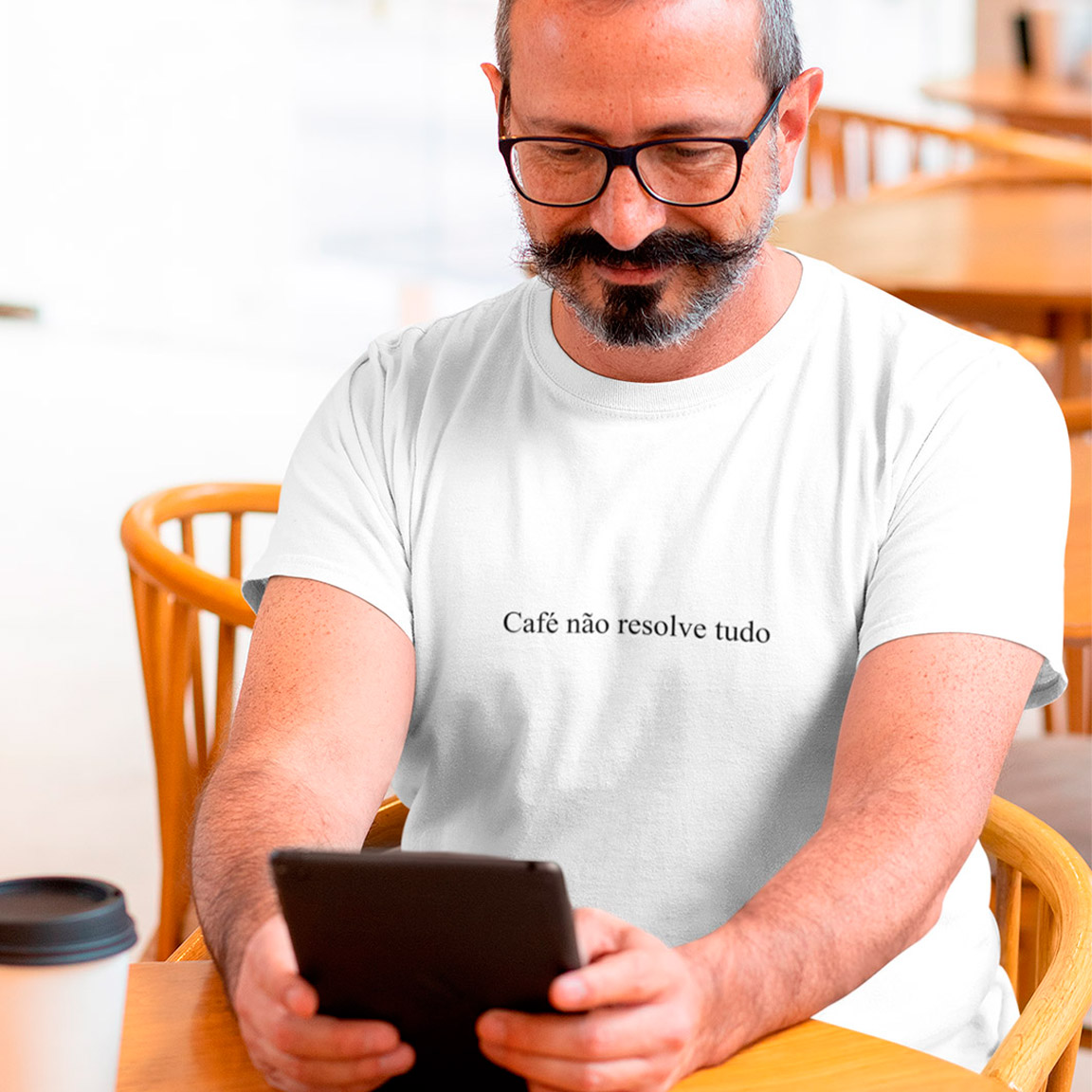 Nome do produto: T-Shirt Café Não Resolve Tudo - White