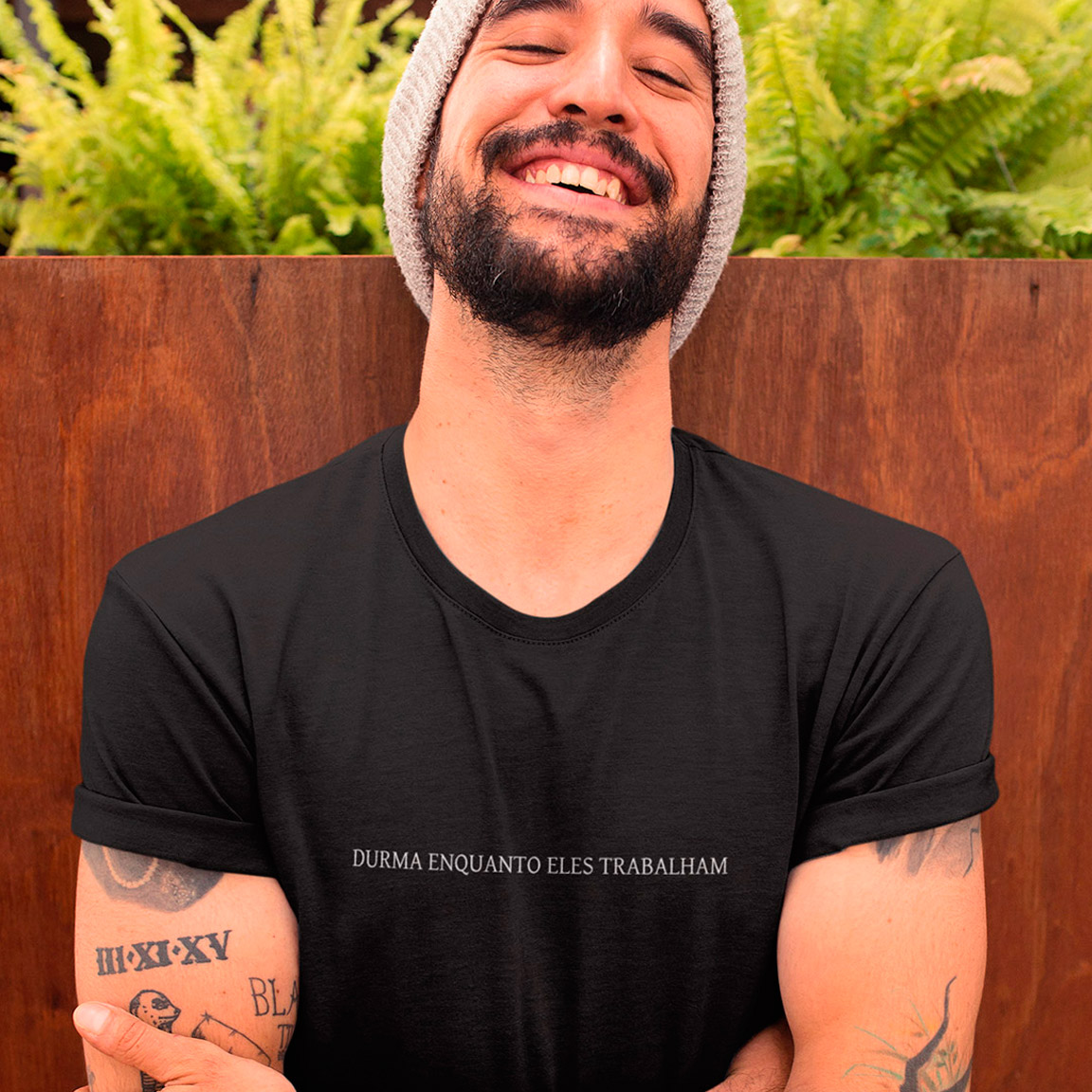 Nome do produto: T-Shirt Durma Enquanto Eles Trabalham - Black