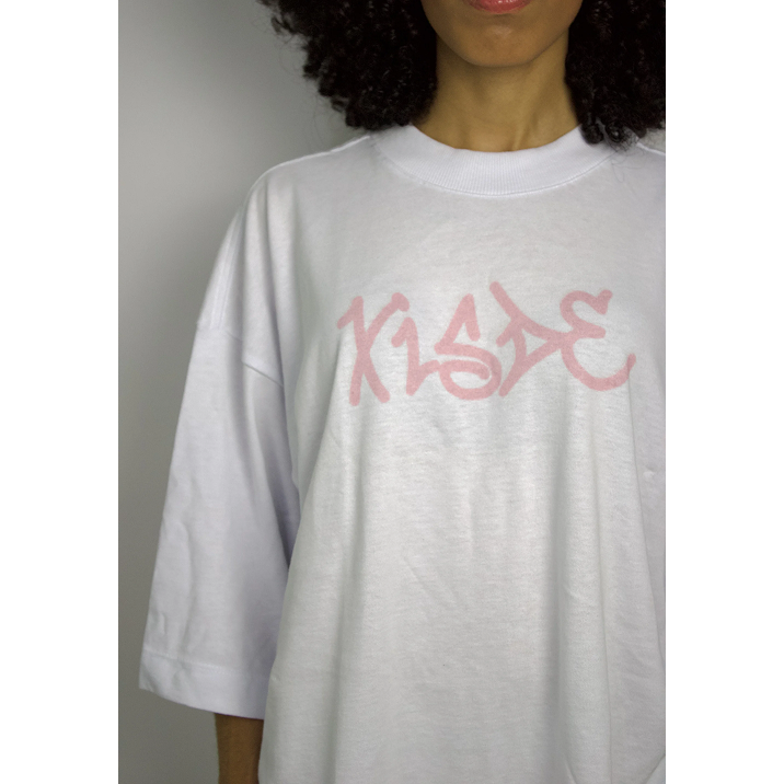 Nome do produto: Camiseta Oversized Xisde com Logo Rosa - Streetwear Autêntico
