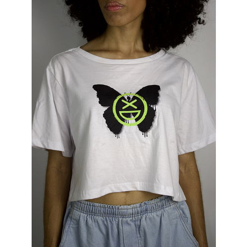 Nome do produto: Cropped Branco Xisde com Logo Verde Neon e Borboleta - Streetwear Autêntico