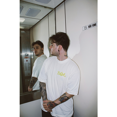 Nome do produto: Camiseta Oversize Xisde com Estampa Lateral, Texto Neon e Logo Borboleta - Streetwear Autêntico