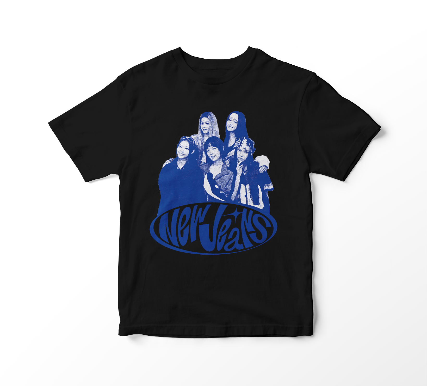 Nome do produto: Camiseta New Jeans - New Jeans Pose Blue Version