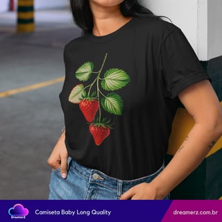 Camiseta Feminina Morangos Vintage – Doçura Natural com Toque de Estilo