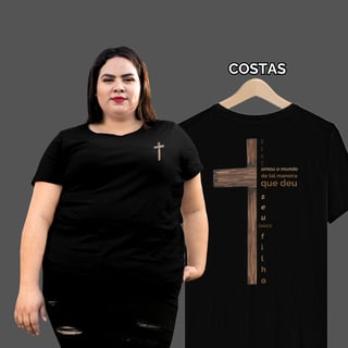Camiseta Feminina Plus Size Deus Amou o Mundo de Tal Maneira