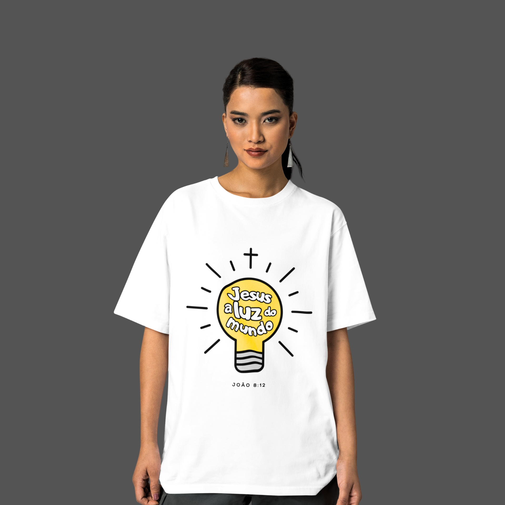 Camiseta Feminina Oversized Jesus a luz do mundo