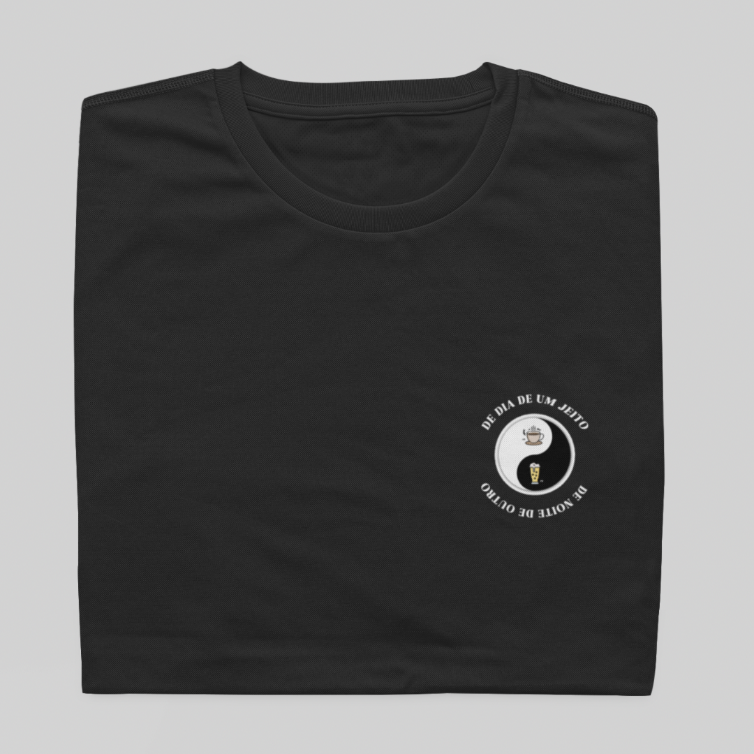 Nome do produto: T- shirt Quality - Dia um jeito/Noite de outro - COLORIDO