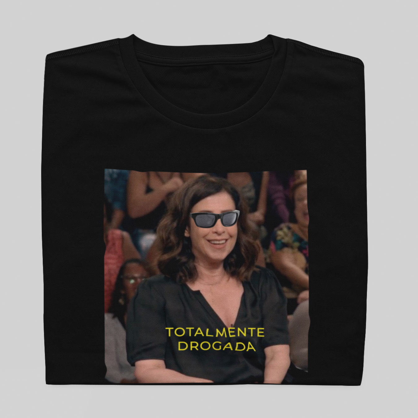 Nome do produto: T- shirt Quality - Totalmente drogada - COLORIDO