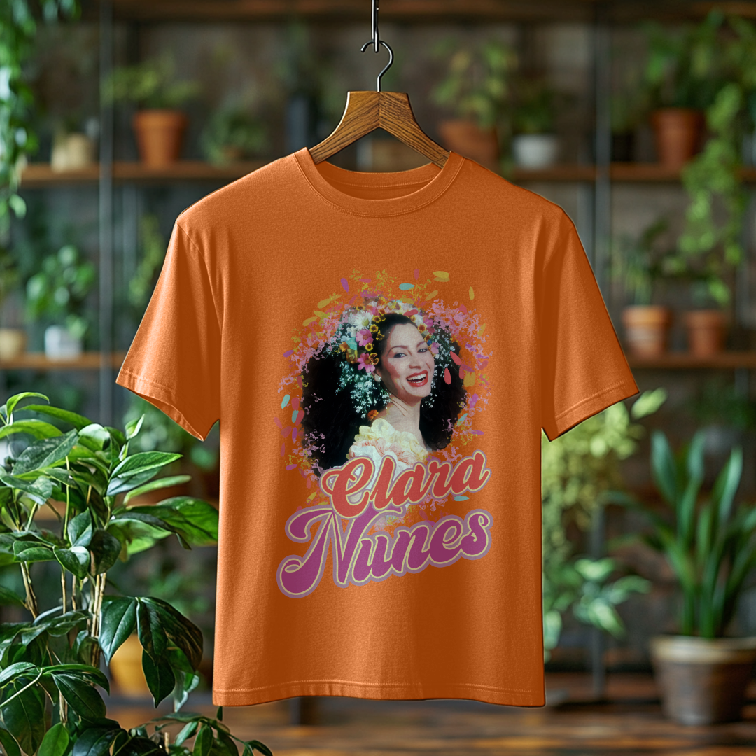 Nome do produto: Camiseta Estonada Clara Nunes