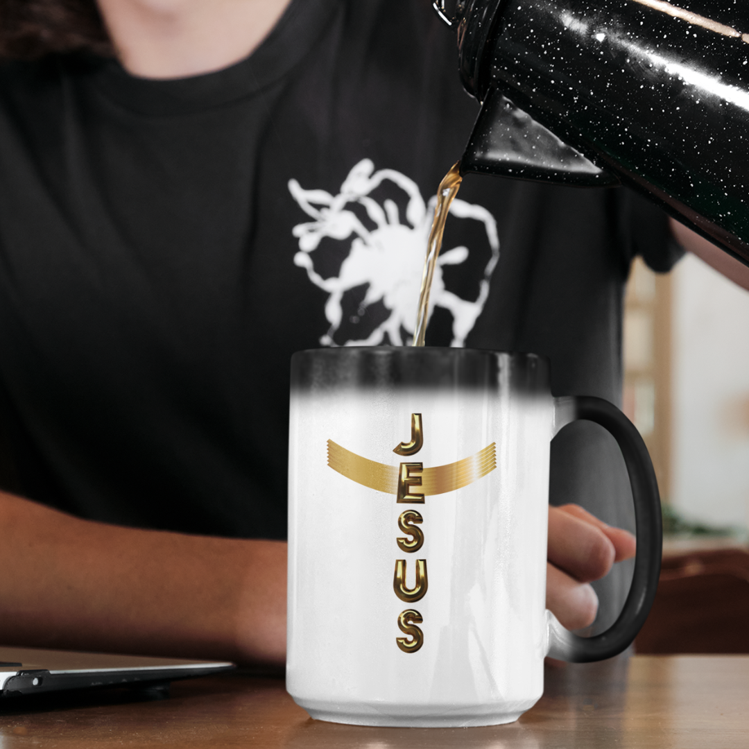 Nome do produto: CANECA MAGICA DOURADA JESUS EM CRUZ