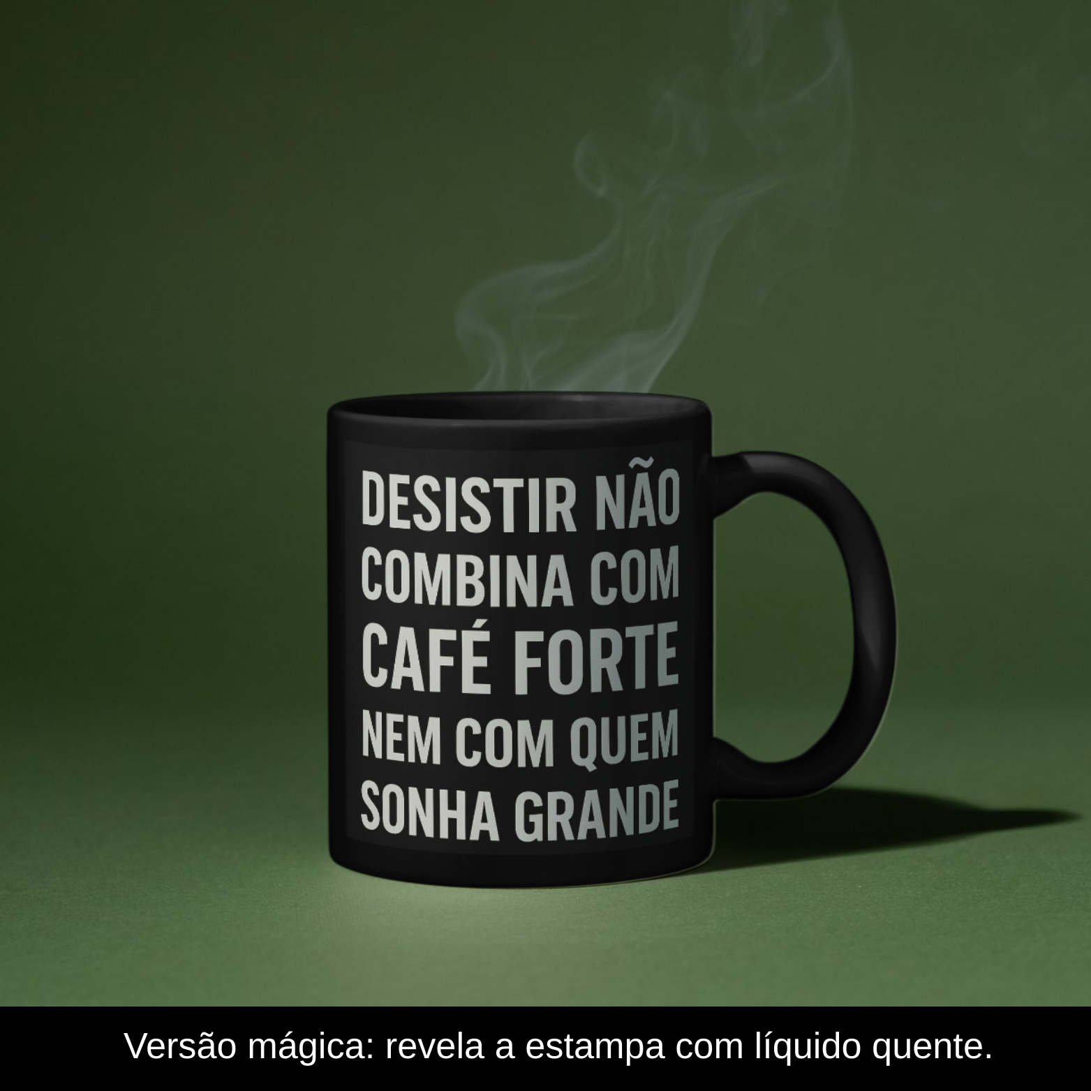 Nome do produto: Caneca Mágica – Desistir Não Combina com Café Forte (Versão Masculina – Estampa Preta)