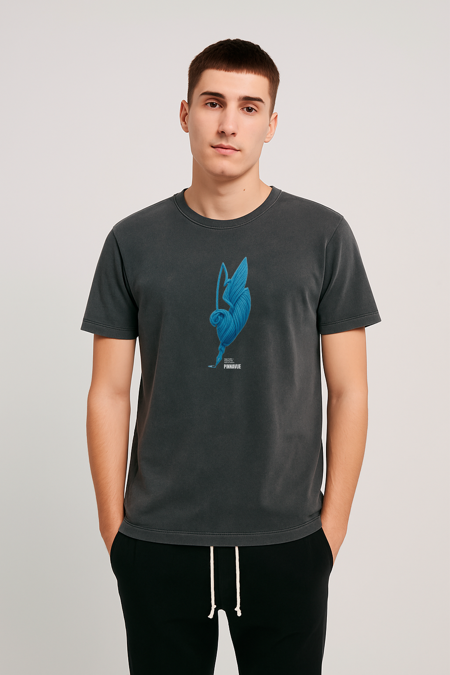 CAMISETA REGULAR PINNAVUE LOGO LINHAS ESTONADA