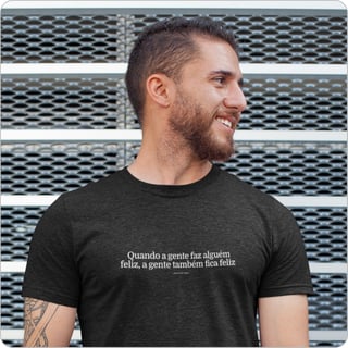 Camiseta Masculina Quality –  Quando a Gente Faz Alguem Feliz, a Gente Também Fica Feliz 